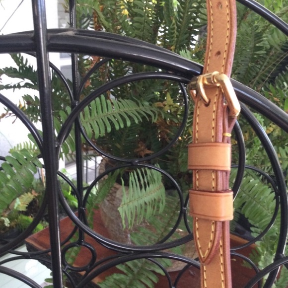 Louis Vuitton Brea MM Vernis 2 Way Handbag - Picture 5 of 16